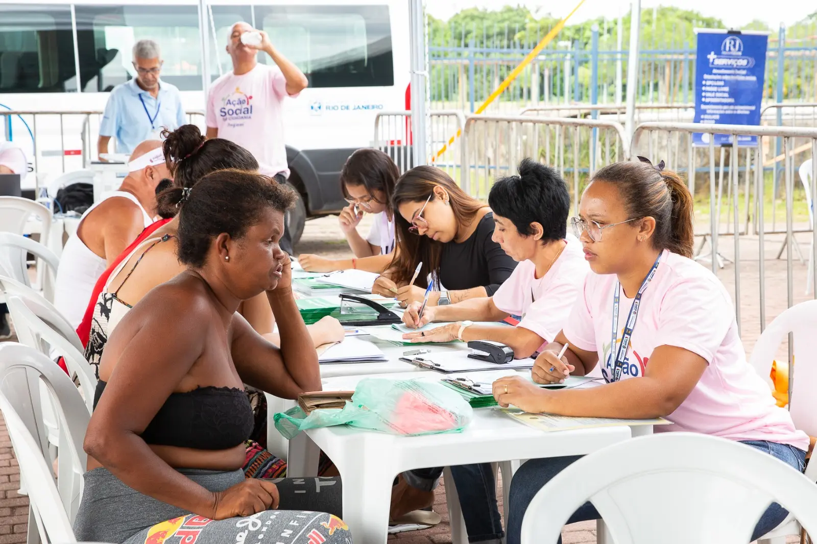 Pessoas sentadas à mesa