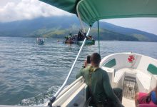 Agentes do Grupamento de Proteção Ambiental da Guarda Municipal flagaram uma embarcação realizando pesca de cesto