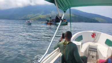 Agentes do Grupamento de Proteção Ambiental da Guarda Municipal flagaram uma embarcação realizando pesca de cesto