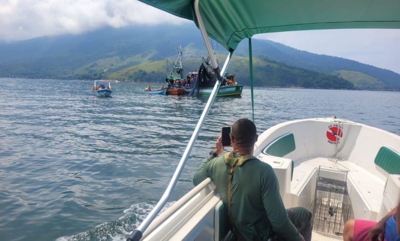 Agentes do Grupamento de Proteção Ambiental da Guarda Municipal flagaram uma embarcação realizando pesca de cesto