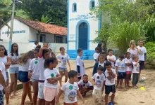 Crianças brincando na Praia da Catita