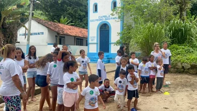 Crianças brincando na Praia da Catita