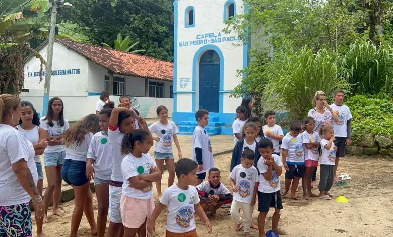 Crianças brincando na Praia da Catita