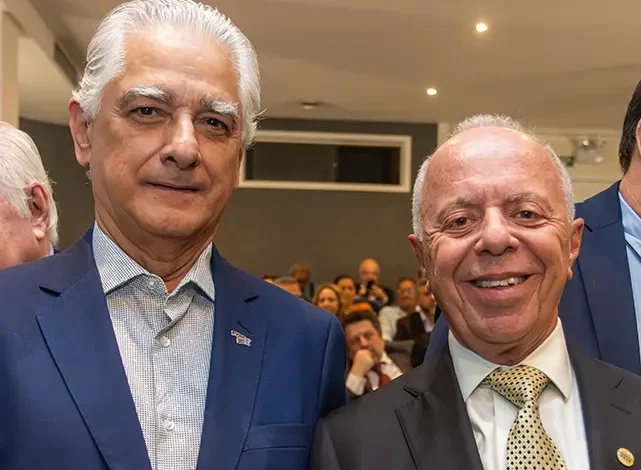 Os presidentes da Firjan e da Aben posam para foto