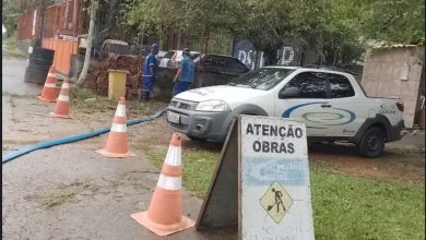 Técnicos da Cedae trabalham no reparo de uma adutora em Itacuruçá