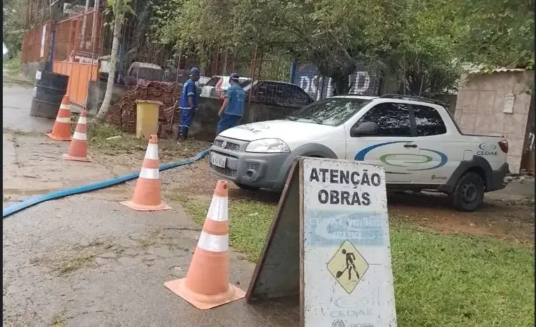 Técnicos da Cedae trabalham no reparo de uma adutora em Itacuruçá