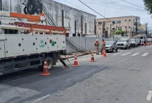 Carros de equipes da Light trabalham na recuperação da rede após incêndio
