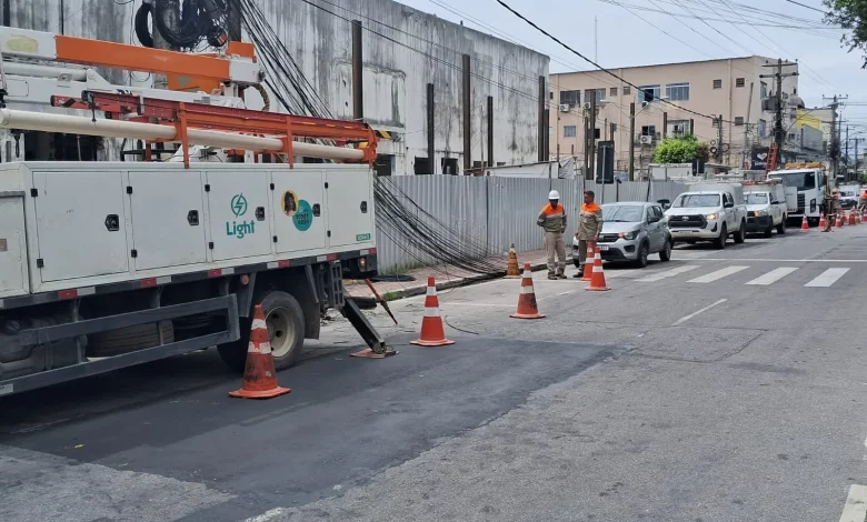 Carros de equipes da Light trabalham na recuperação da rede após incêndio