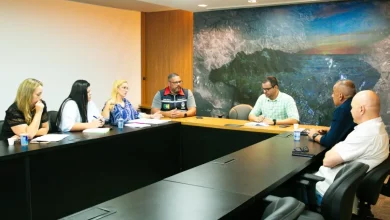 Pessoas sentadas à mesa numa reunião