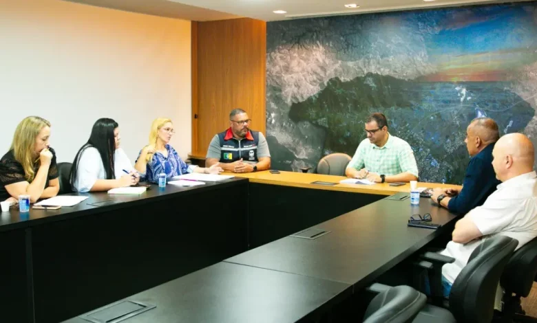 Pessoas sentadas à mesa numa reunião