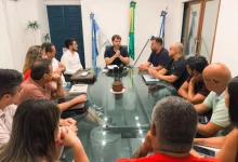 O Prefeito Luiz Cláudio Ribeiro conduz reunião com secretários e representantes da força-tarefa da Operação Verão