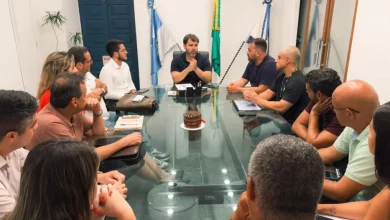 O Prefeito Luiz Cláudio Ribeiro conduz reunião com secretários e representantes da força-tarefa da Operação Verão