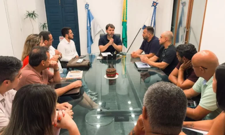 O Prefeito Luiz Cláudio Ribeiro conduz reunião com secretários e representantes da força-tarefa da Operação Verão