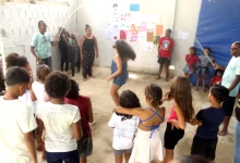 Um grupo de crianças brincando