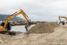 Máquinas realizam o desassoreamento do Rio do Saco na Praia do Saco