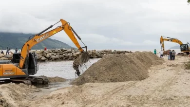 Máquinas realizam o desassoreamento do Rio do Saco na Praia do Saco