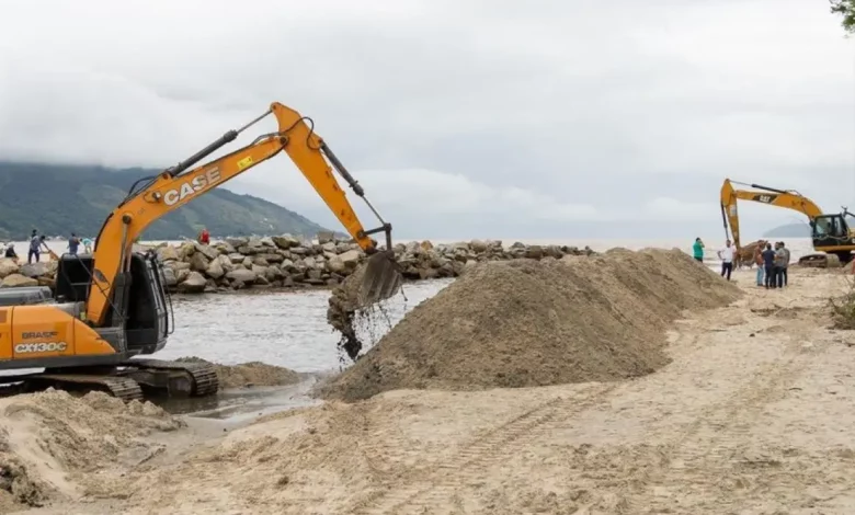 Máquinas realizam o desassoreamento do Rio do Saco na Praia do Saco