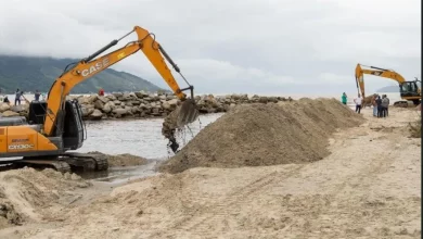 Máquinas desassoriando rio na Praia do Saco