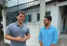 Prefeito Luiz Cláudio Ribeiro e o vice-prefeito Lucas Venito anunciam, em frente à atual ESF de Praia Grande