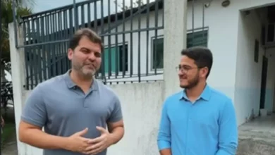 Prefeito Luiz Cláudio Ribeiro e o vice-prefeito Lucas Venito anunciam, em frente à atual ESF de Praia Grande