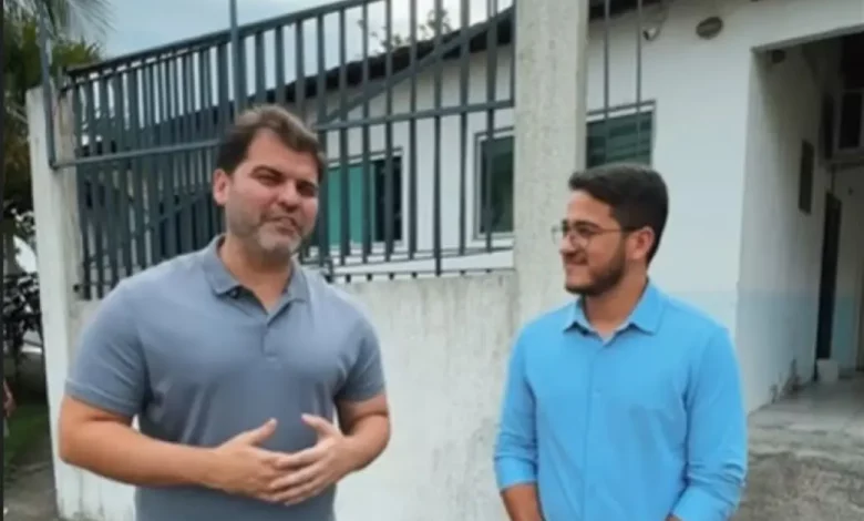 Prefeito Luiz Cláudio Ribeiro e o vice-prefeito Lucas Venito anunciam, em frente à atual ESF de Praia Grande