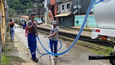 Equipes realizaram lavagem e sucção de água de ruas