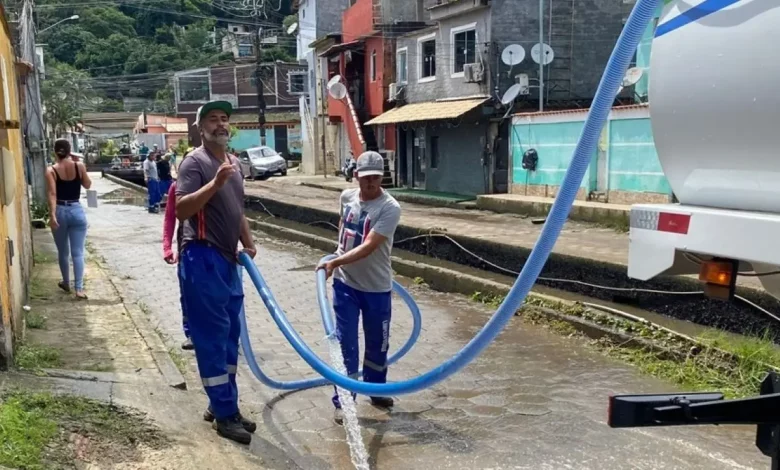 Equipes realizaram lavagem e sucção de água de ruas