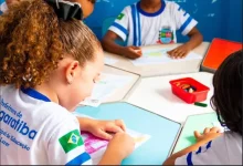 Alunos participando de atividades escolares em Mangaratiba