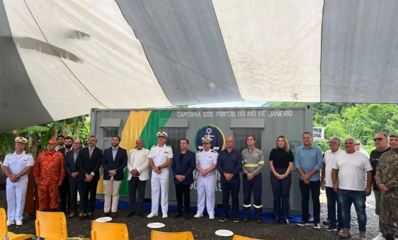 Autoridades militares e civis durante a inauguração da base avançada em Conceição de Jacareí