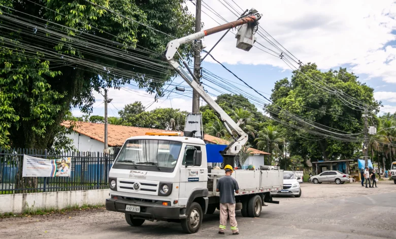 Caminhão com operário trocando lâmpadas