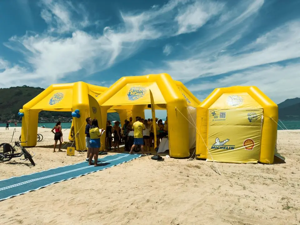 Estrutura montada na Praia do Saco, em Mangaratiba, para o Projeto 'Praia para Todos'