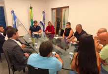 Prefeito Luiz Claudio Ribeiro durante reunião com secretários