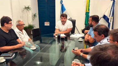 Prefeito Luiz Cláudio Ribeiro conduz reunião com representantes do sindicato dos terceirizados e equipe municipal