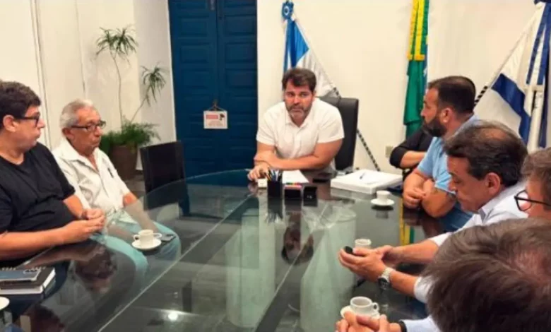 Prefeito Luiz Cláudio Ribeiro conduz reunião com representantes do sindicato dos terceirizados e equipe municipal