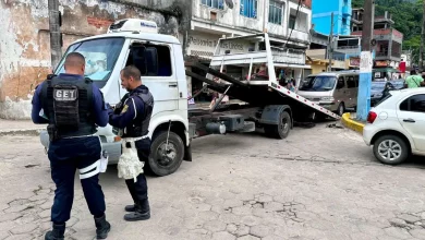 Agentes de trânsito na Operação Verão 2025 em Mangaratiba, durante fiscalização