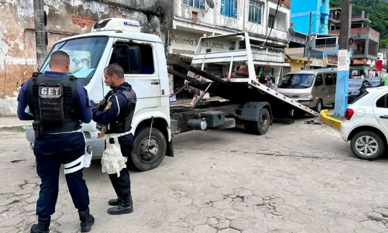 Agentes de trânsito na Operação Verão 2025 em Mangaratiba, durante fiscalização