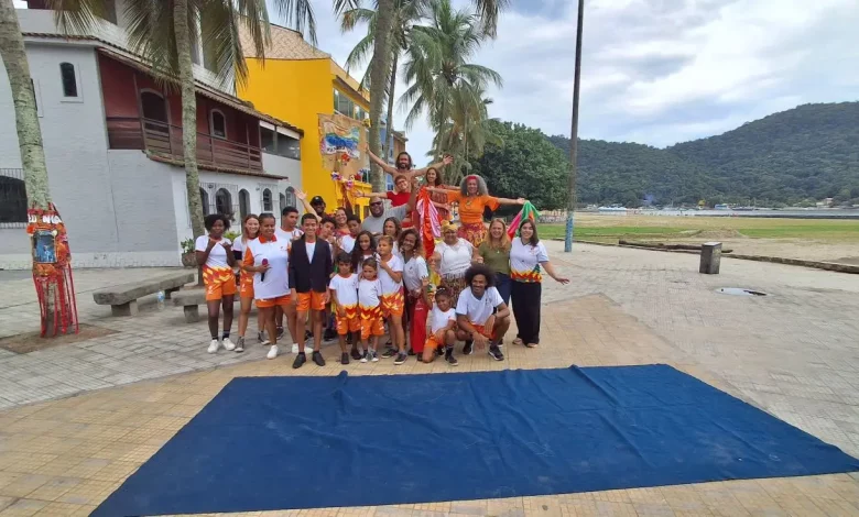 Participantes do projeto Container das Artes celebram o encerramento das oficinas