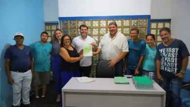 Prefeito Luiz Claudio Ribeiro entrega a Licença Ambiental definitiva aos representantes quilombolas.