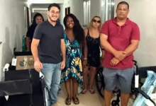 Vice-prefeito e secretário de Saúde, Lucas Venito durante a entrega de cadeiras de rodas