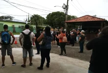 Manifestantes em frente ao prédio da Prefeitura de Seropédica