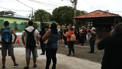 Manifestantes em frente ao prédio da Prefeitura de Seropédica