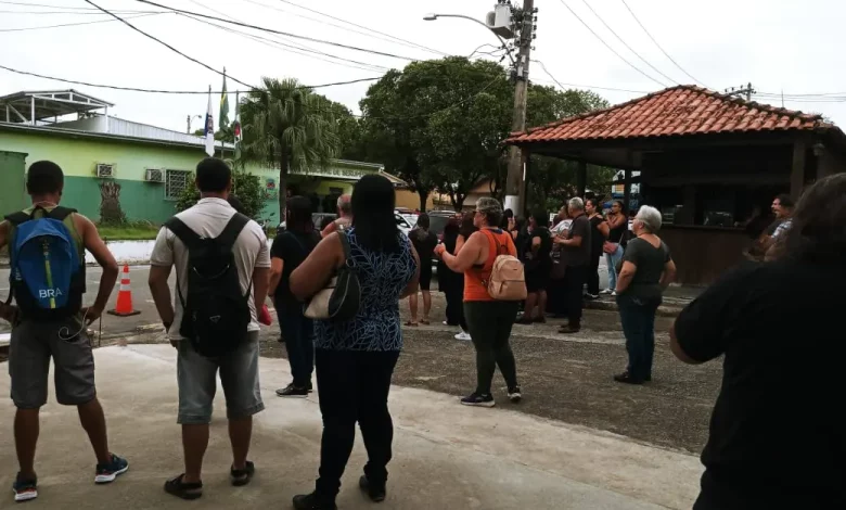 Manifestantes em frente ao prédio da Prefeitura de Seropédica