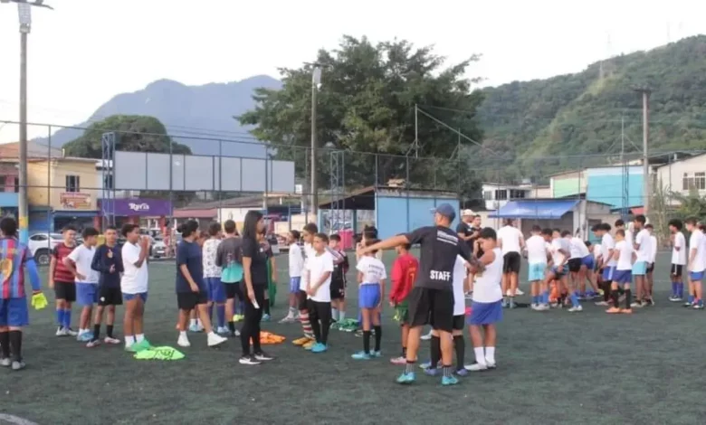 Crianças e adolescentes participam de atividades esportivas em Mangaratiba