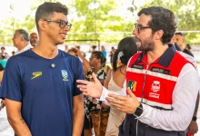 O arleta Cachorrão conversando com o prefeito Haroldinho, de Itaguaí