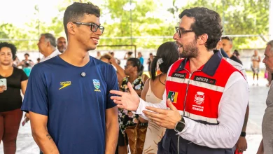 O arleta Cachorrão conversando com o prefeito Haroldinho, de Itaguaí