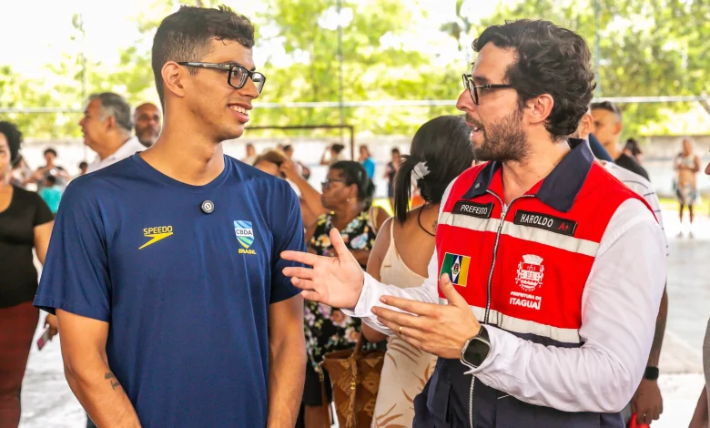 O arleta Cachorrão conversando com o prefeito Haroldinho, de Itaguaí