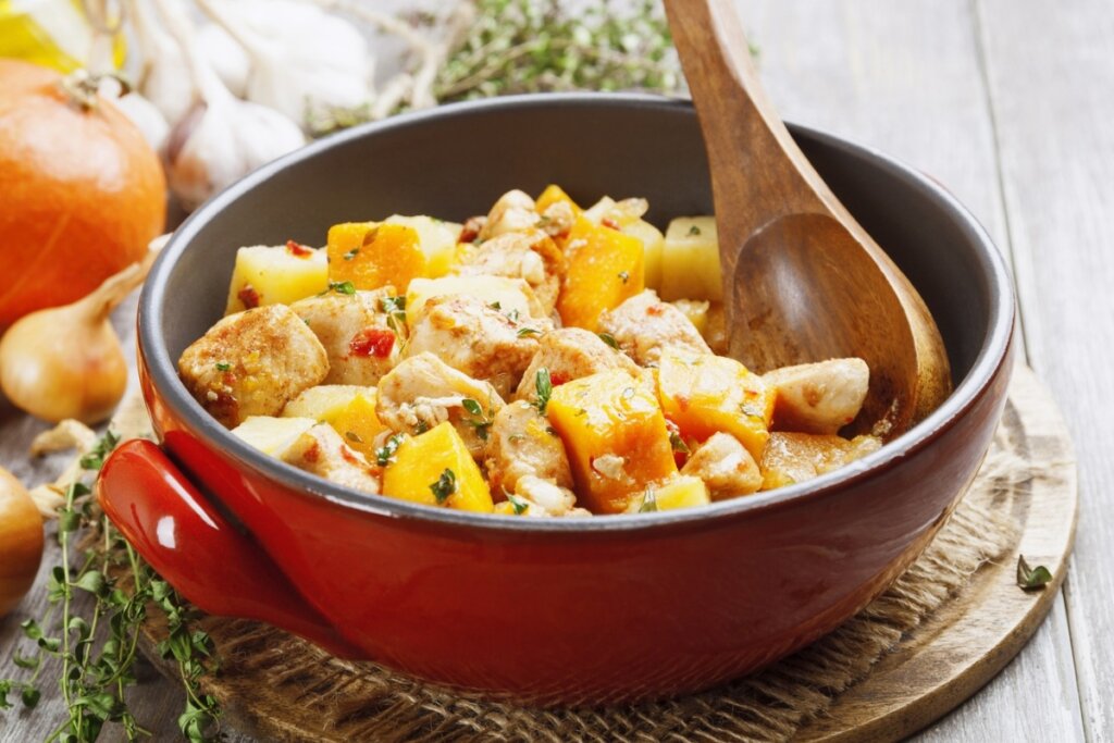 Panela vermelha com frango e batata em cubos