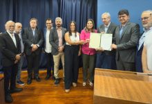 UFRRJ parque ecotecnol[ogico: na foto, todos que assinaram o termo fazem pose para a foto princiapl, onde o reitor roberto segura o documento juntamente com o presidente do finep e a prefeita de japeri