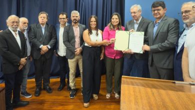 UFRRJ parque ecotecnol[ogico: na foto, todos que assinaram o termo fazem pose para a foto princiapl, onde o reitor roberto segura o documento juntamente com o presidente do finep e a prefeita de japeri