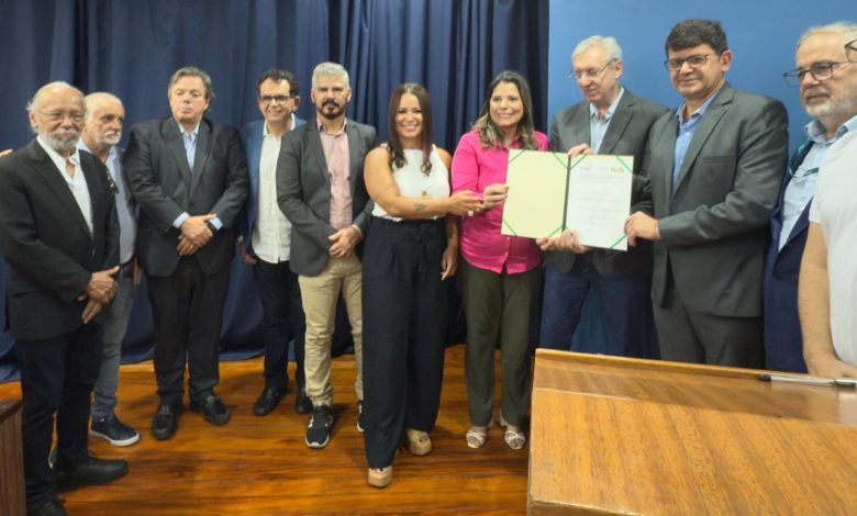 UFRRJ parque ecotecnol[ogico: na foto, todos que assinaram o termo fazem pose para a foto princiapl, onde o reitor roberto segura o documento juntamente com o presidente do finep e a prefeita de japeri